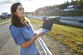 Nicole Kringos vid väg 73 med laptop