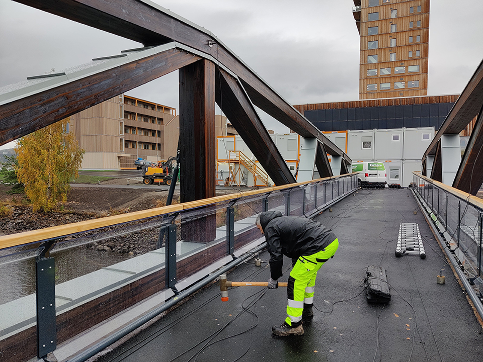 Laboratorieansvarig Hakan Taylan utför mätningar på Stela bro.