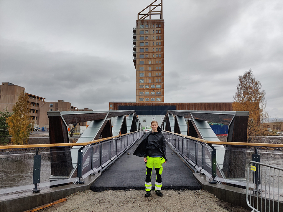 Doktorand Jens Bergenudd framför Stela bro i Norge.