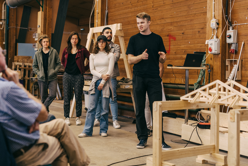 Albin Gordon Jonsson presenterar det vinnande broförslaget. På bilden syns även hans gruppmedlemmar