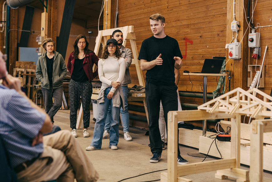 Albin Gordon Jonsson presenterar det vinnande broförslaget. På bilden syns även hans gruppmedlemmar 