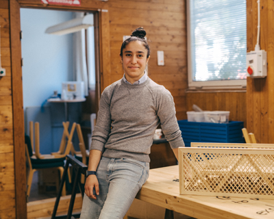 Lidia Proykina sitter på en arbetsbänk med en modell av det vinnande broförslaget bredvid sig.