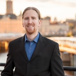 Erik Almlöf with city buildings in the background