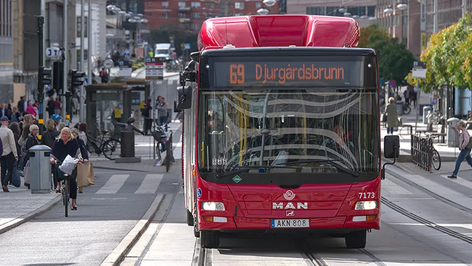 Buss i stadsmiljö